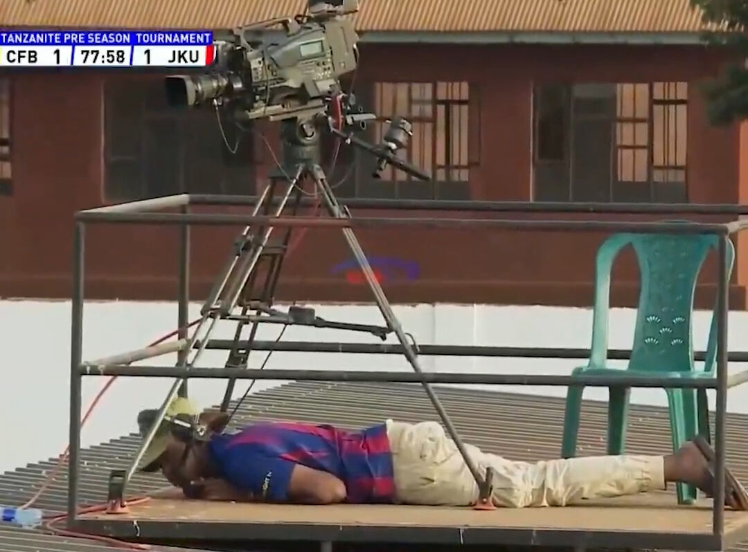 Herkes hareketsiz kaldı, kameraman bile yere yattı! Maçta büyük panik: O anlar kamerada - 3. Resim