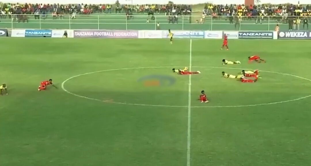 Herkes hareketsiz kaldı, kameraman bile yere yattı! Maçta büyük panik: O anlar kamerada - 1. Resim