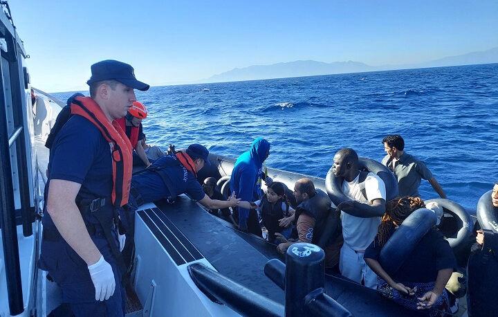 İzmir açıklarında 107 düzensiz göçmen yakalandı - 1. Resim