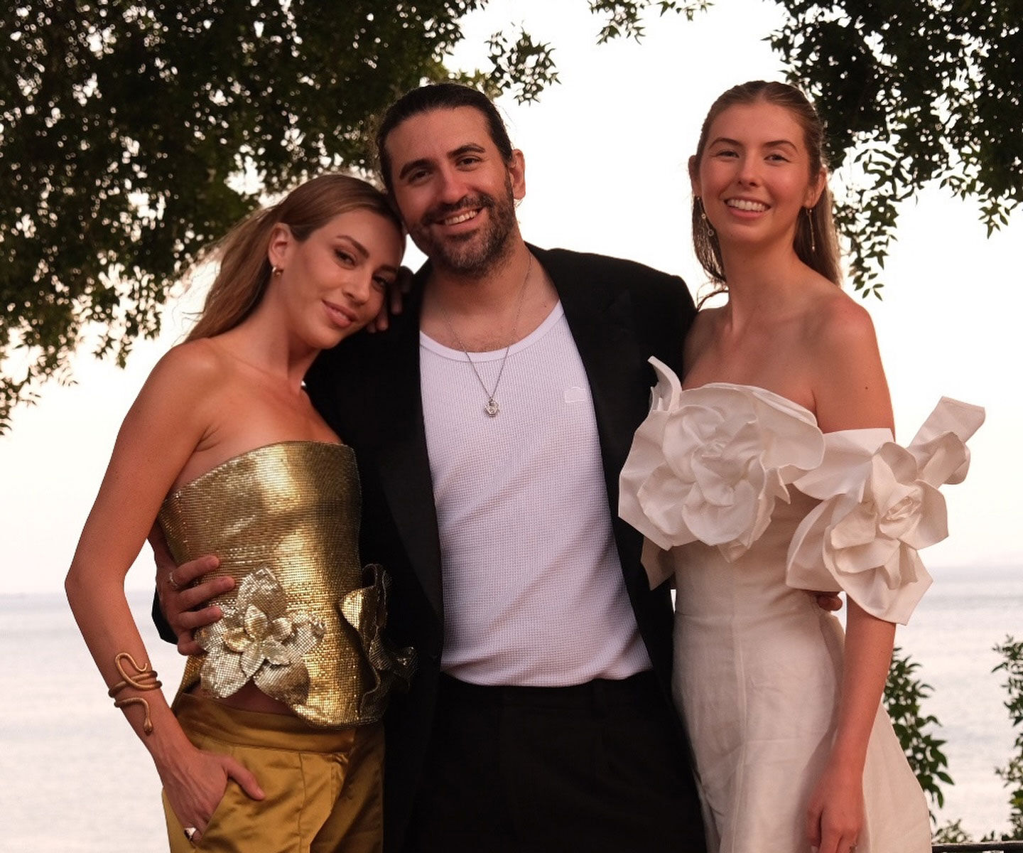 Kerem Kobal evleniyor! Sinem Kobal kardeşi ve gelinleriyle poz verdi - 1. Resim