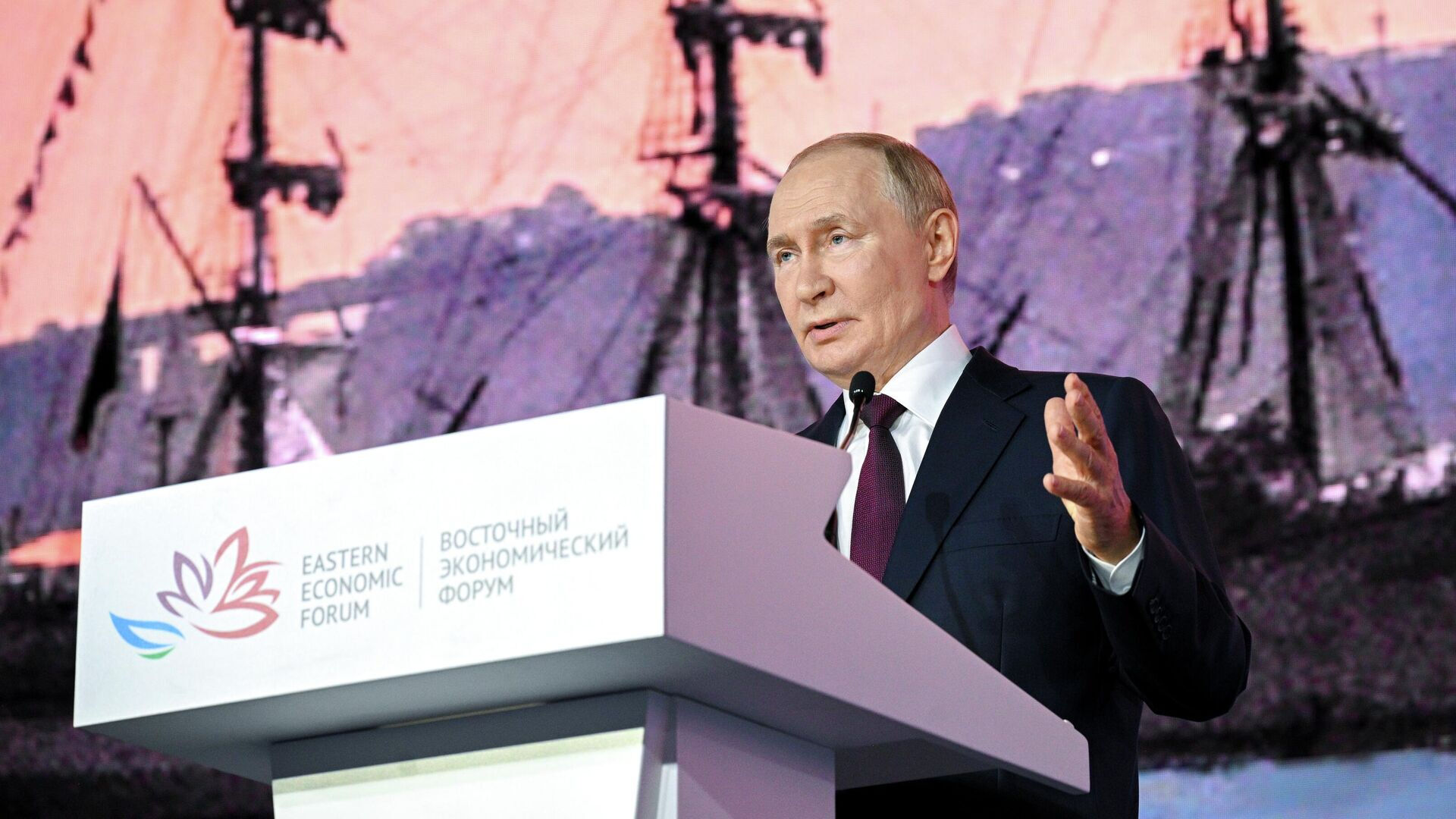 Kremlin’den flaş çıkış: Ukrayna’ya güvenlik garantisi geliyor! Doğu Ekonomik Forumu’nda konuşan Devlet Başkanı Vladimir Putin, Ukrayna ile barış görüşmelerine hazır olduklarını duyurdu.