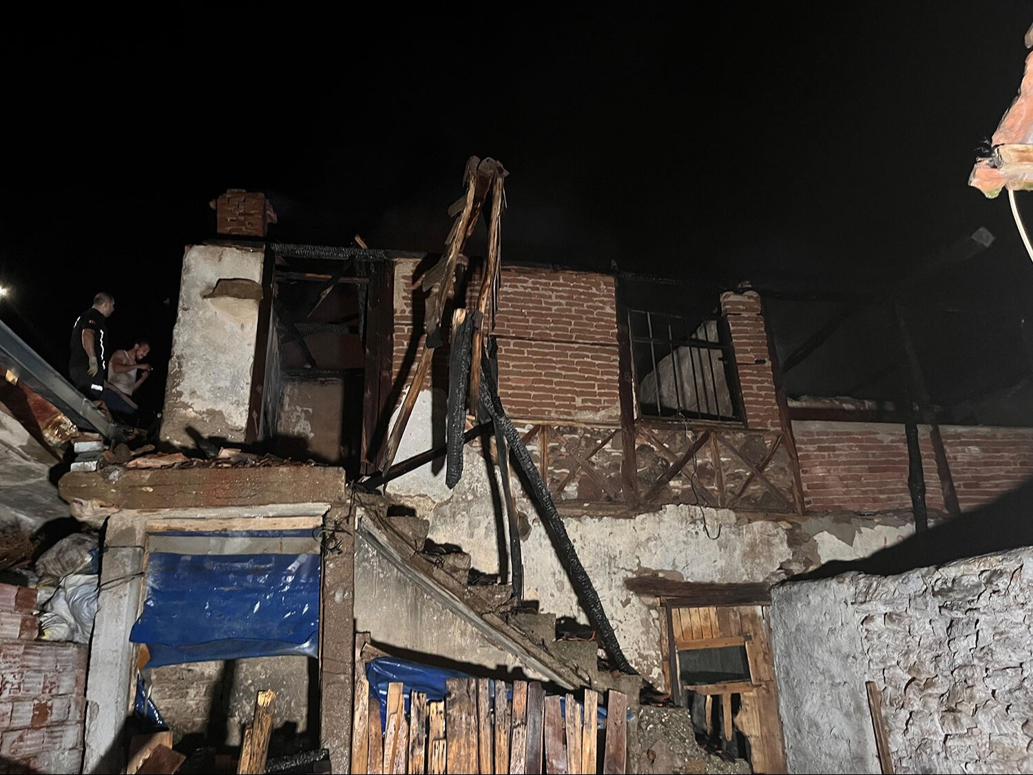 Manisa'da gece saatlerinde yangın paniği Manisa'da gece saatlerinde yangın paniği - 1. Resim