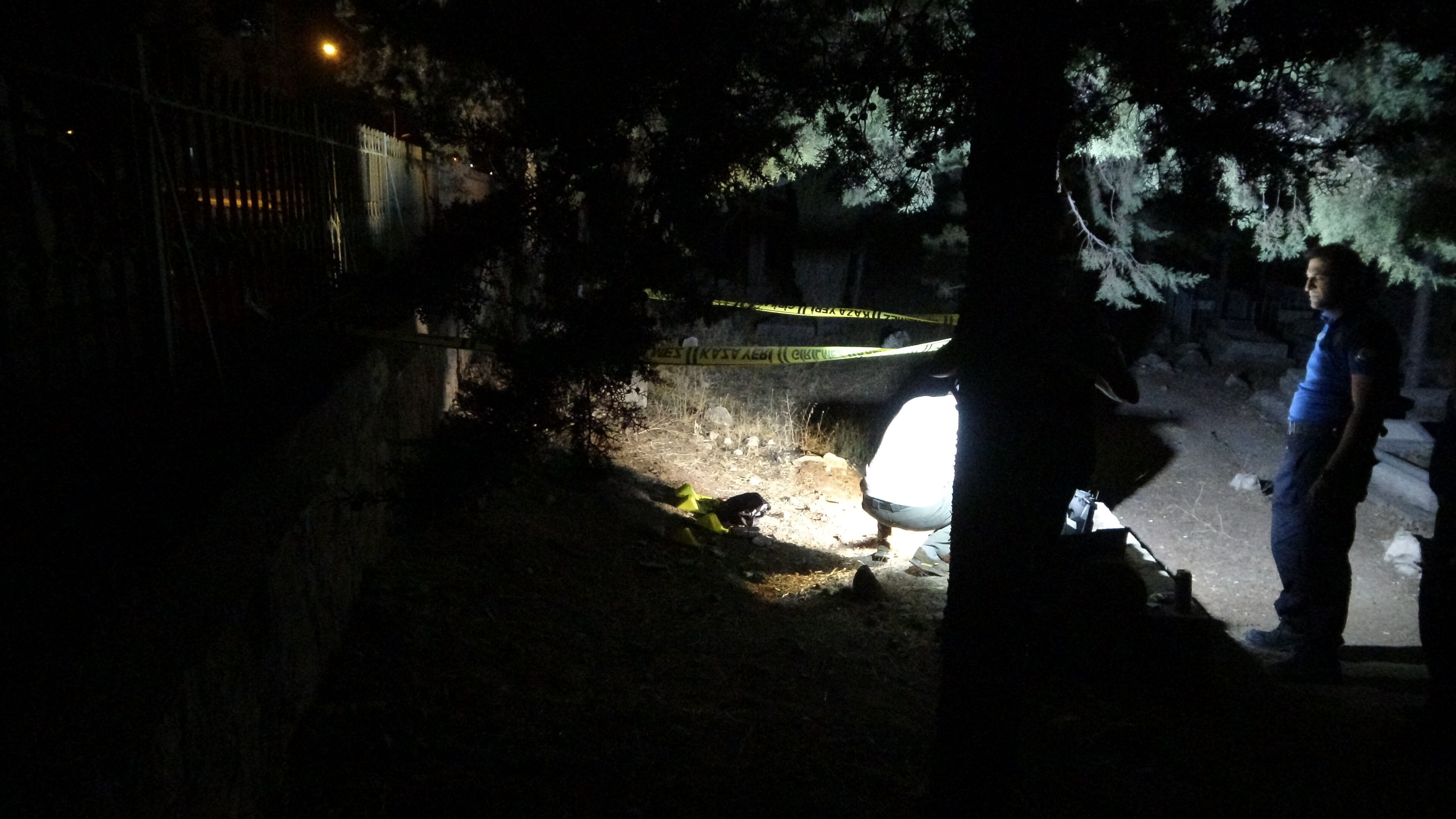 Mezarlıkta kanlar içinde bulundu! Ekiplerin tek bir tahmini var - 1. Resim