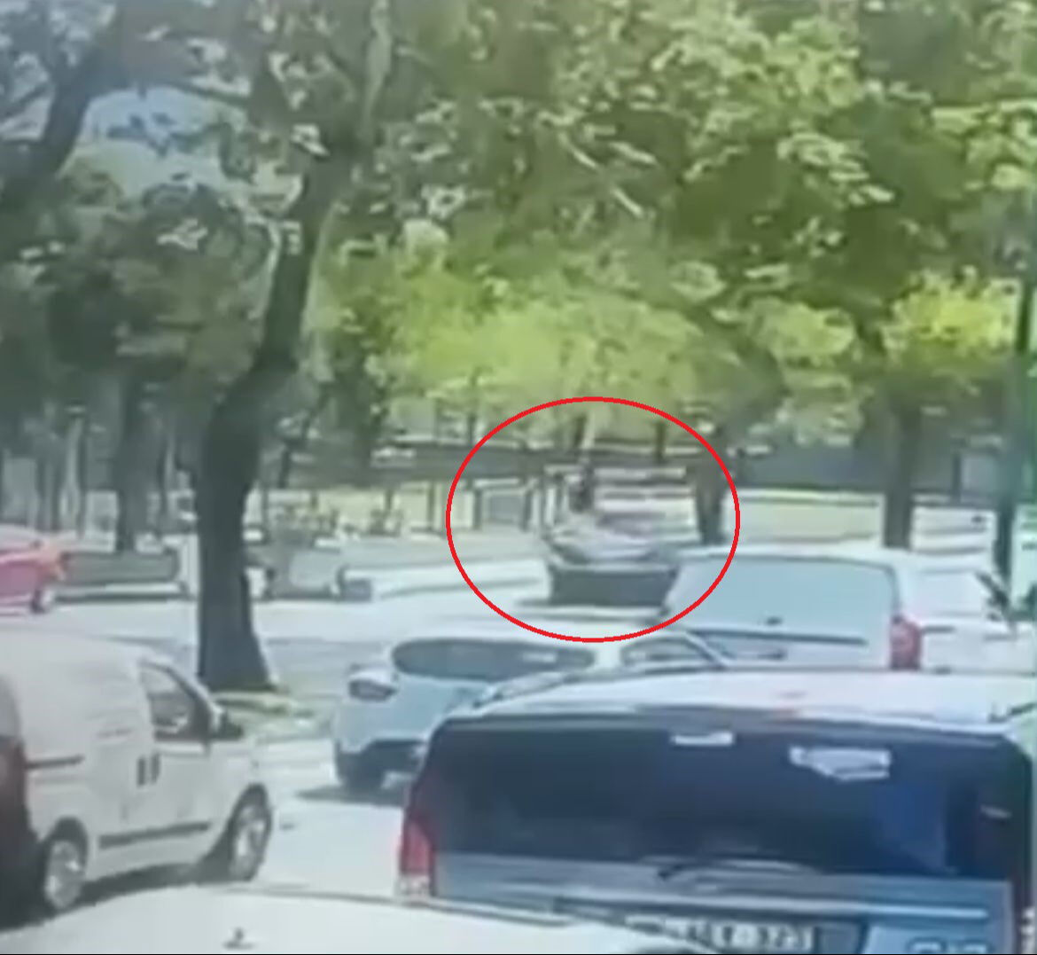 Yolun karşısına geçecekti... Ticari aracın çarptığı adam havada savruldu: O anlar kamerada Yolun karşısına geçecekti... Ticari aracın çarptığı adam havada savruldu: O anlar kamerada - 2. Resim