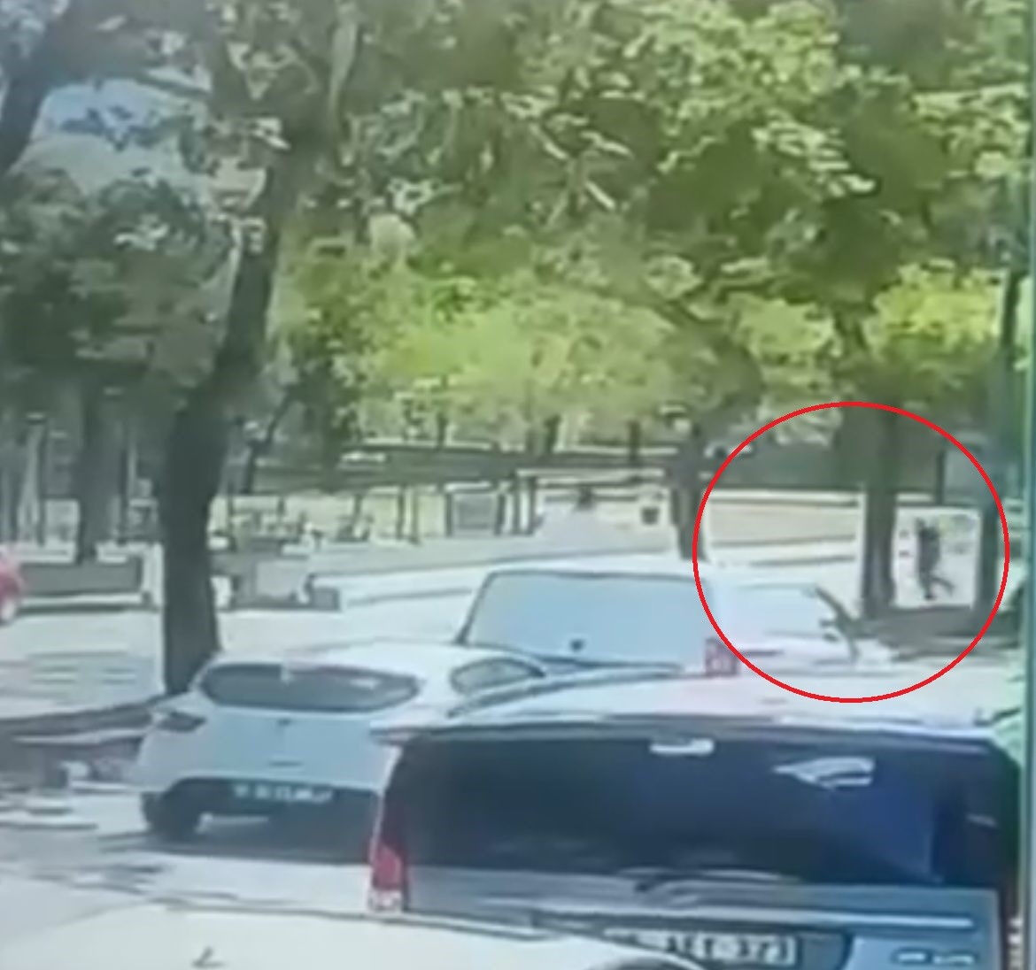 Yolun karşısına geçecekti... Ticari aracın çarptığı adam havada savruldu: O anlar kamerada Yolun karşısına geçecekti... Ticari aracın çarptığı adam havada savruldu: O anlar kamerada - 1. Resim