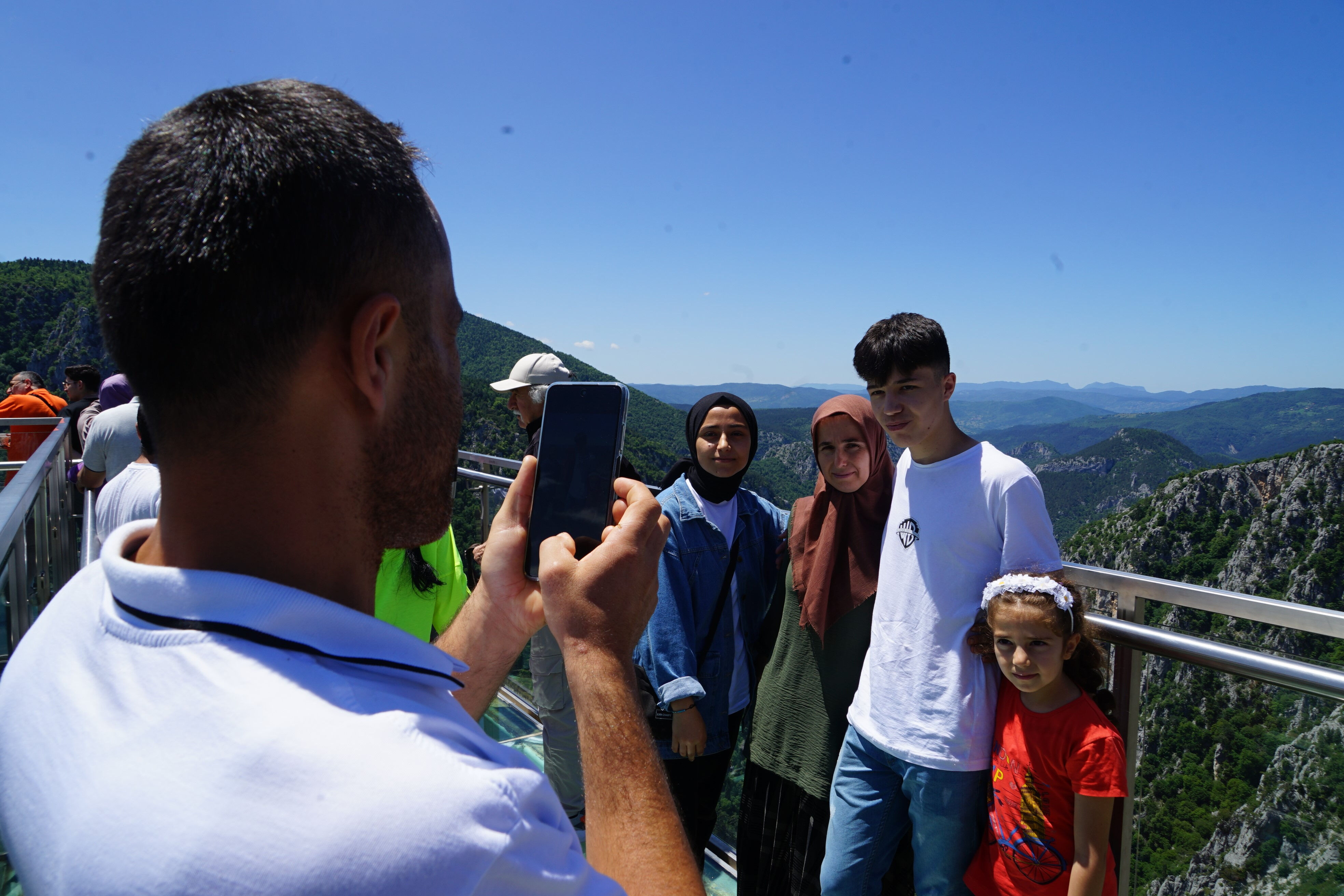 Adrenalin ve manzara keyfi! 450 metre yükseklikteki cam teras ziyaretçi akınına uğruyor - 3. Resim