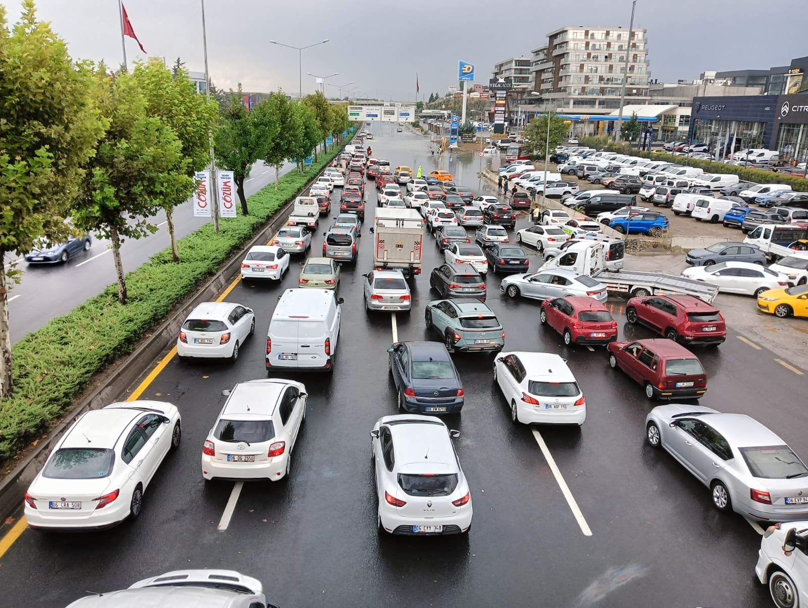 Ankara'yı sağanak vurdu! Yollar tek şeride d&uuml;şt&uuml; - 1. Resim
