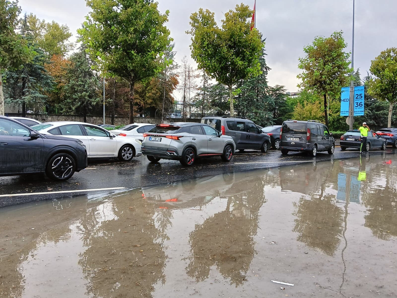 Ankara'yı sağanak vurdu! Yollar tek şeride d&uuml;şt&uuml; - 2. Resim