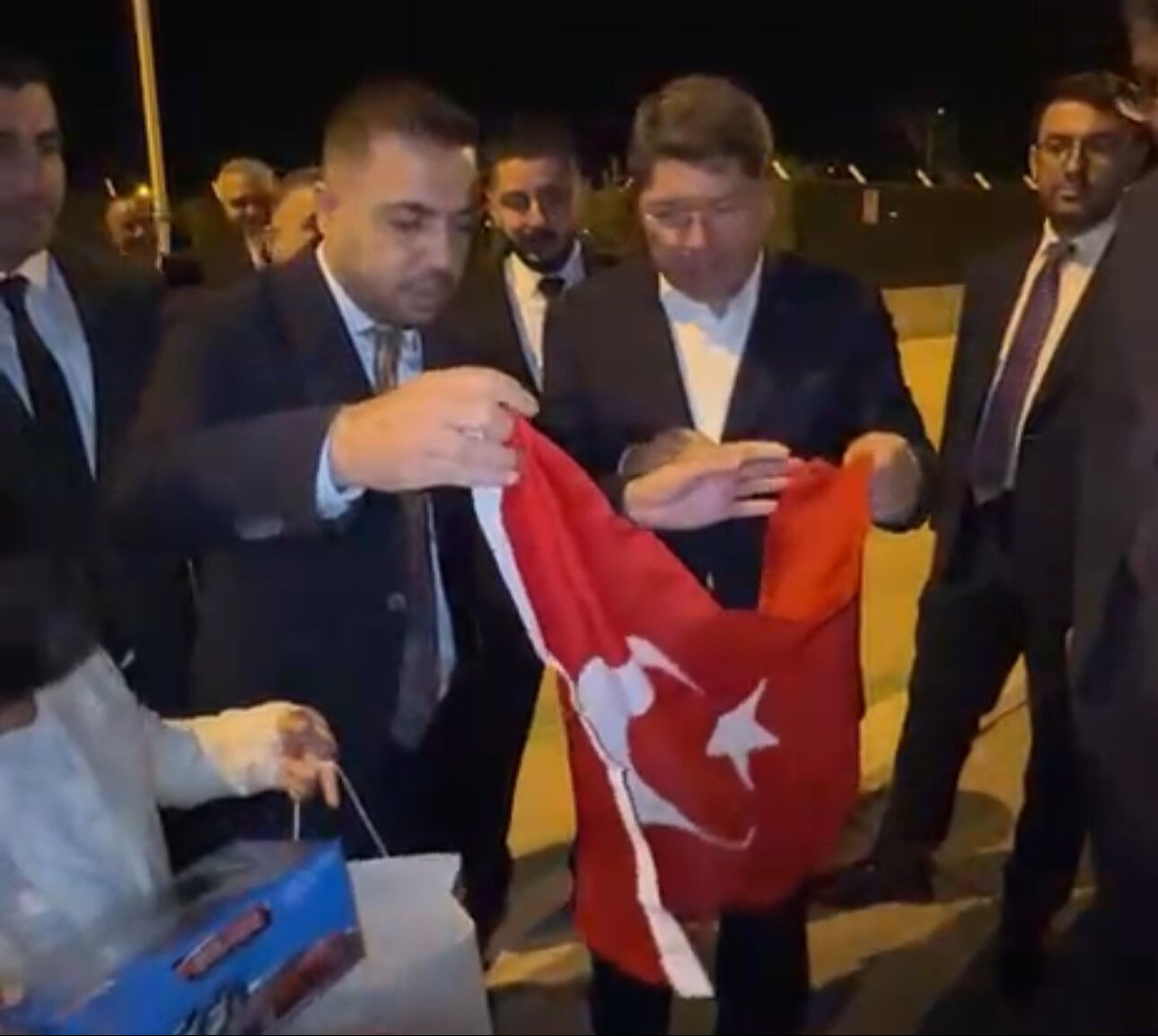 Bakan Tunç'a Yüksekova’da anlamlı sürpriz! Türk bayrağını öperek bölgeden ayrıldı Bakan Tunç'a Yüksekova’da anlamlı sürpriz! Türk bayrağını öperek bölgeden ayrıldı - 2. Resim