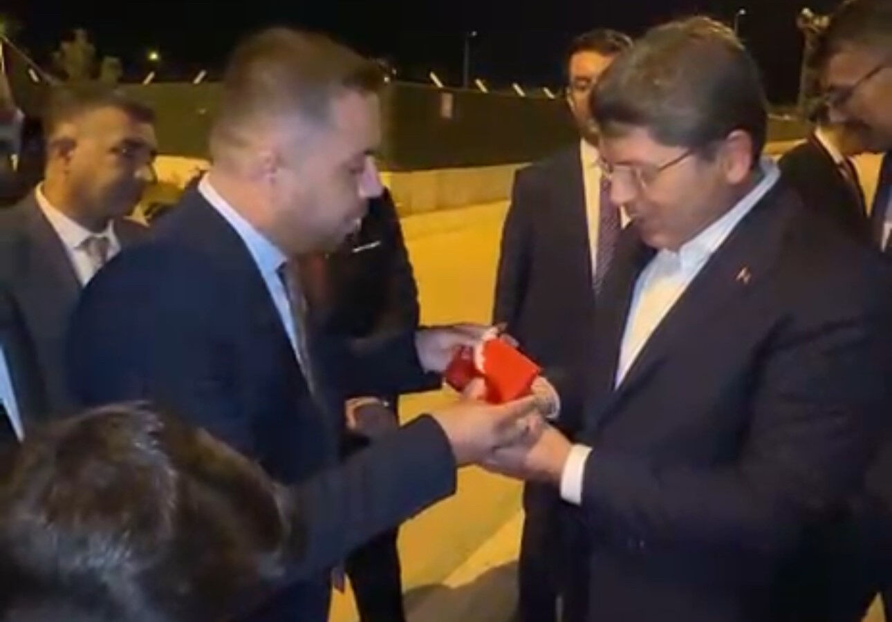 Bakan Tunç'a Yüksekova’da anlamlı sürpriz! Türk bayrağını öperek bölgeden ayrıldı Bakan Tunç'a Yüksekova’da anlamlı sürpriz! Türk bayrağını öperek bölgeden ayrıldı - 1. Resim