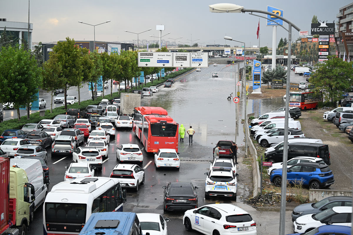Birçok ilde sağanak hayatı felç etti: Araçlar mahsur kaldı, evleri su bastı - 2. Resim
