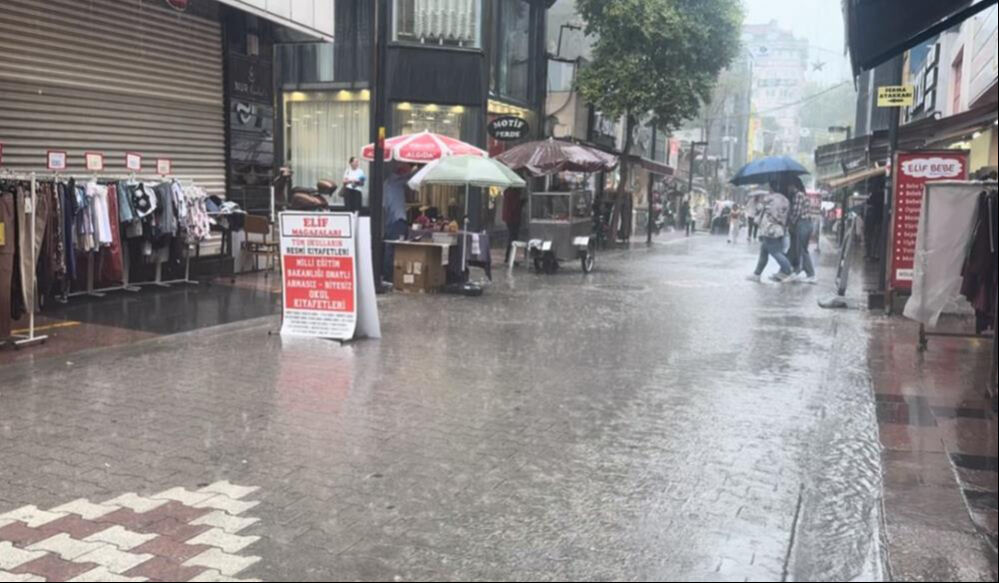 Birçok ilde sağanak hayatı felç etti: Araçlar mahsur kaldı, evleri su bastı - 6. Resim