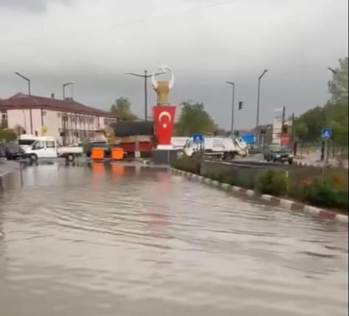 Birçok ilde sağanak hayatı felç etti: Araçlar mahsur kaldı, evleri su bastı - 4. Resim