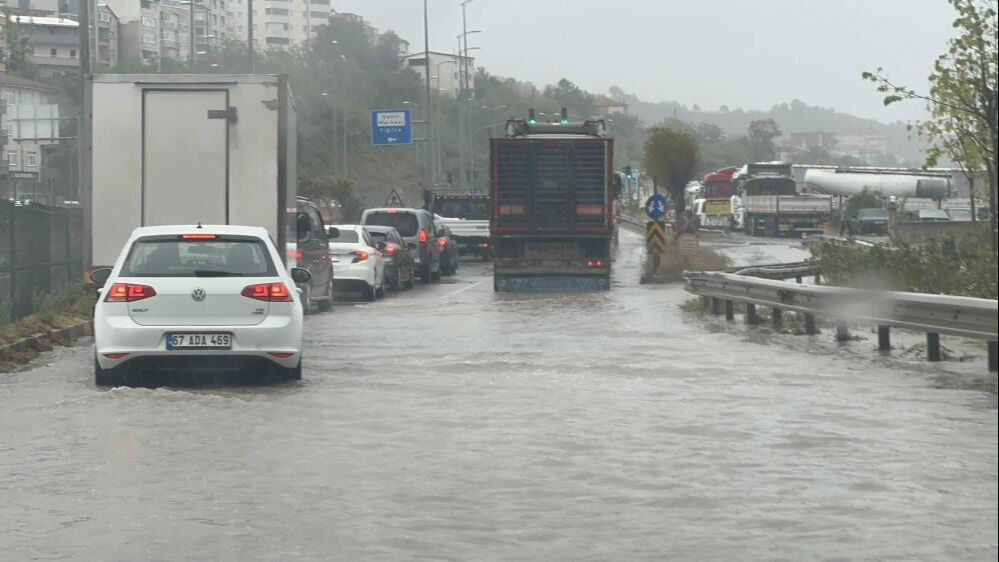 Birçok ilde sağanak hayatı felç etti: Araçlar mahsur kaldı, evleri su bastı - 7. Resim