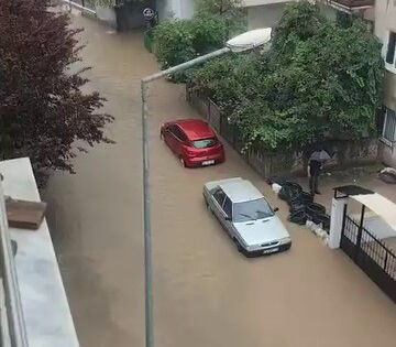 Birçok ilde sağanak hayatı felç etti: Araçlar mahsur kaldı, evleri su bastı - 5. Resim