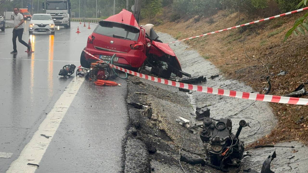 Eyüpsultan'da korkunç kaza! Direğe çarpan araç kağıt gibi katlandı - 1. Resim