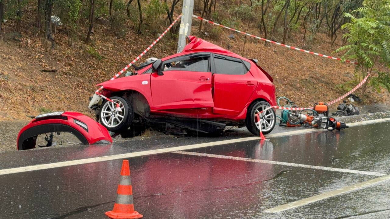 Eyüpsultan'da korkunç kaza! Direğe çarpan araç kağıt gibi katlandı - 2. Resim