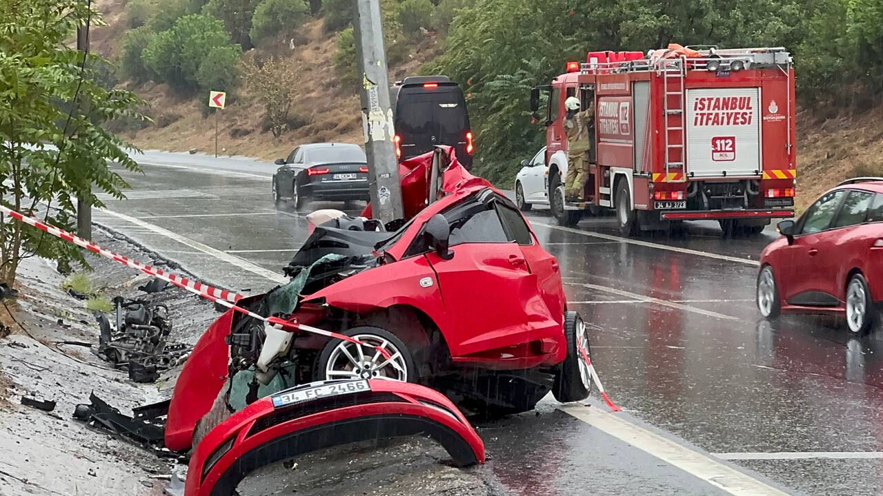 Eyüpsultan'da korkunç kaza! Direğe çarpan araç kağıt gibi katlandı - 3. Resim