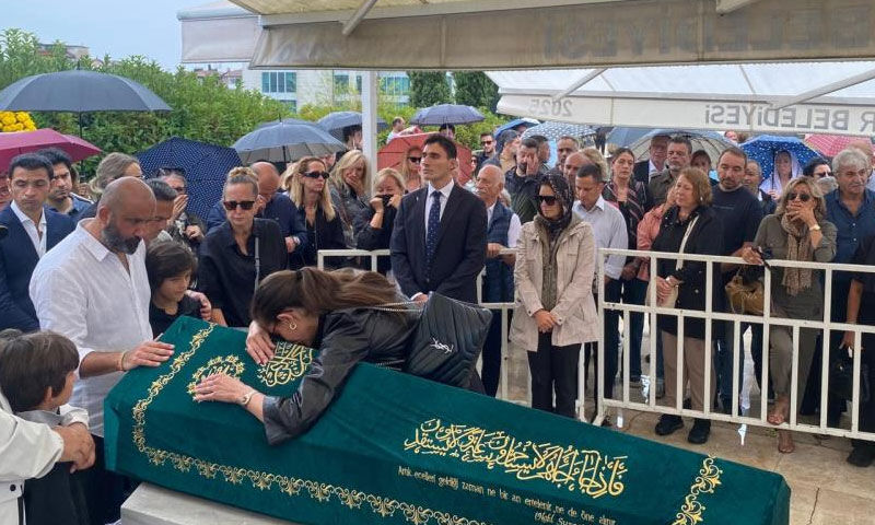 Halit Yukay’a veda! Kıvanç Tatlıtuğ yakın dostunu gözyaşlarıyla uğurladı - 6. Resim