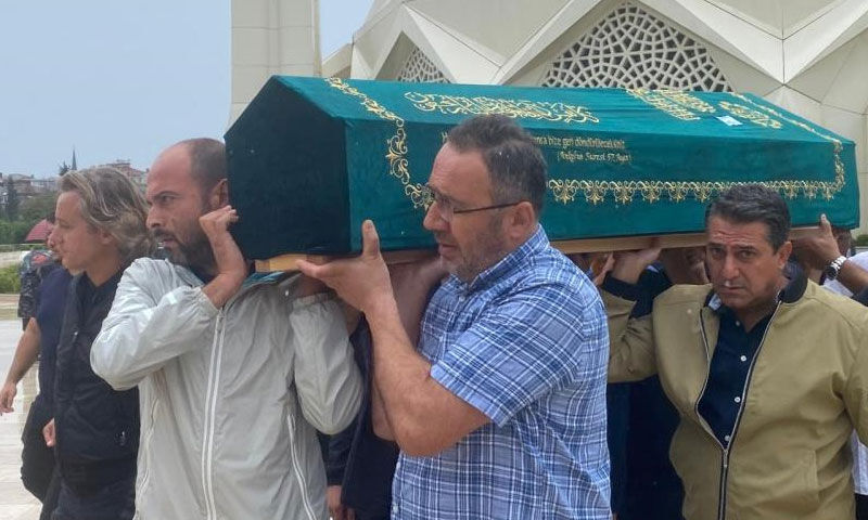 Halit Yukay’a veda! Kıvanç Tatlıtuğ yakın dostunu gözyaşlarıyla uğurladı - 9. Resim