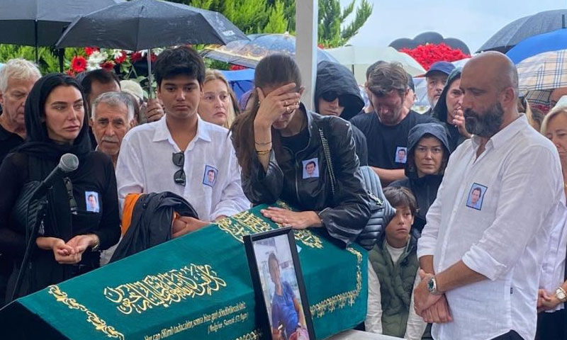 Halit Yukay’a veda! Kıvanç Tatlıtuğ yakın dostunu gözyaşlarıyla uğurladı - 8. Resim