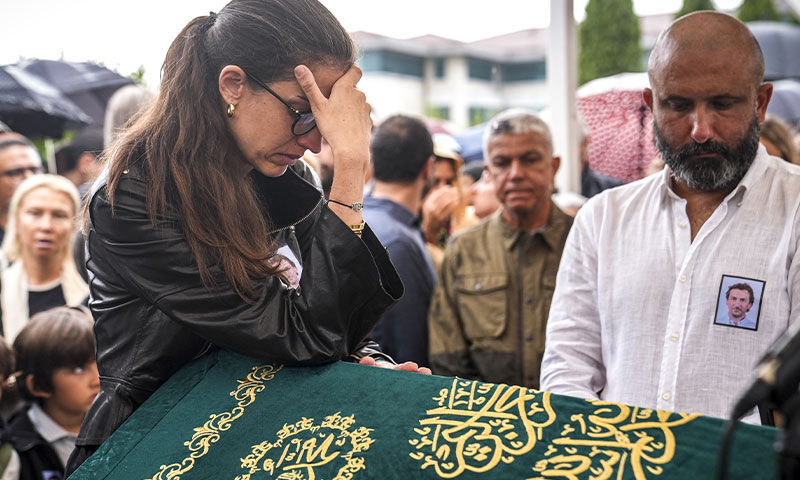 Halit Yukay’a veda! Kıvanç Tatlıtuğ yakın dostunu gözyaşlarıyla uğurladı - 7. Resim