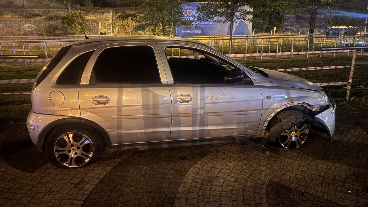 Kontrolden çıkan otomobil tramvay yoluna daldı! Sürücü alkollü çıktı - 1. Resim