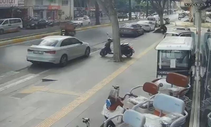 ‘Selamlaşma’ kazayla bitti! Kuryelerin çarpıştığı anlar saniye saniye kamerada… ‘Selamlaşma’ kazayla bitti! Kuryelerin çarpıştığı anlar saniye saniye kamerada… - 2. Resim