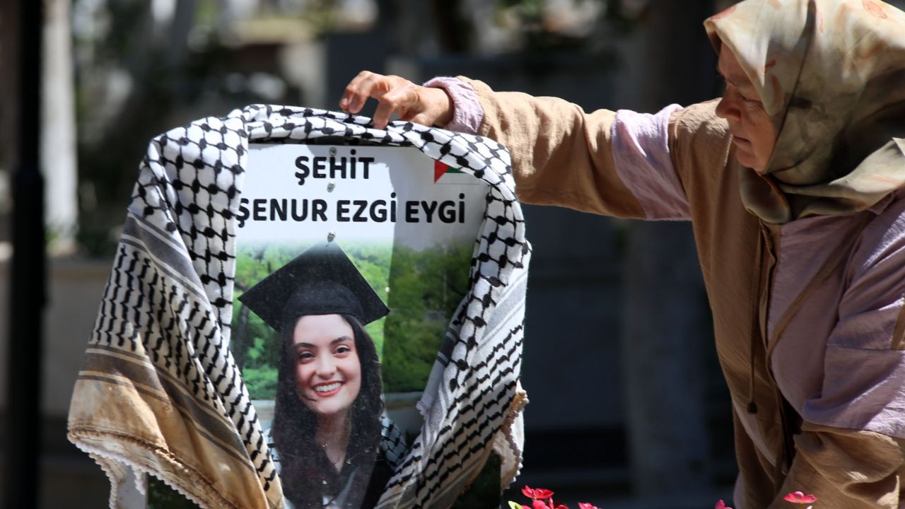 Tam 1 yıl oldu! İsrail'in katlettiği Ayşenur Ezgi Eygi dualarla anıldı Tam 1 yıl oldu! İsrail'in katlettiği Ayşenur Ezgi Eygi dualarla anıldı