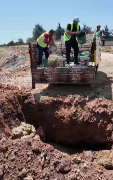 Toplam 800 kilo! Hepsinin tarihi geçmiş... Utanmadan halka yedireceklerdi - 1. Resim
