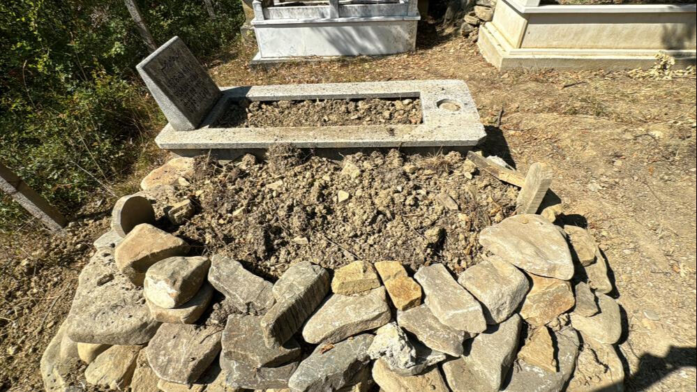 1 yıl &ouml;nce &ouml;len adamın mezarı tahtalara kadar kazıldı! K&ouml;yl&uuml;ler endişeli - 2. Resim