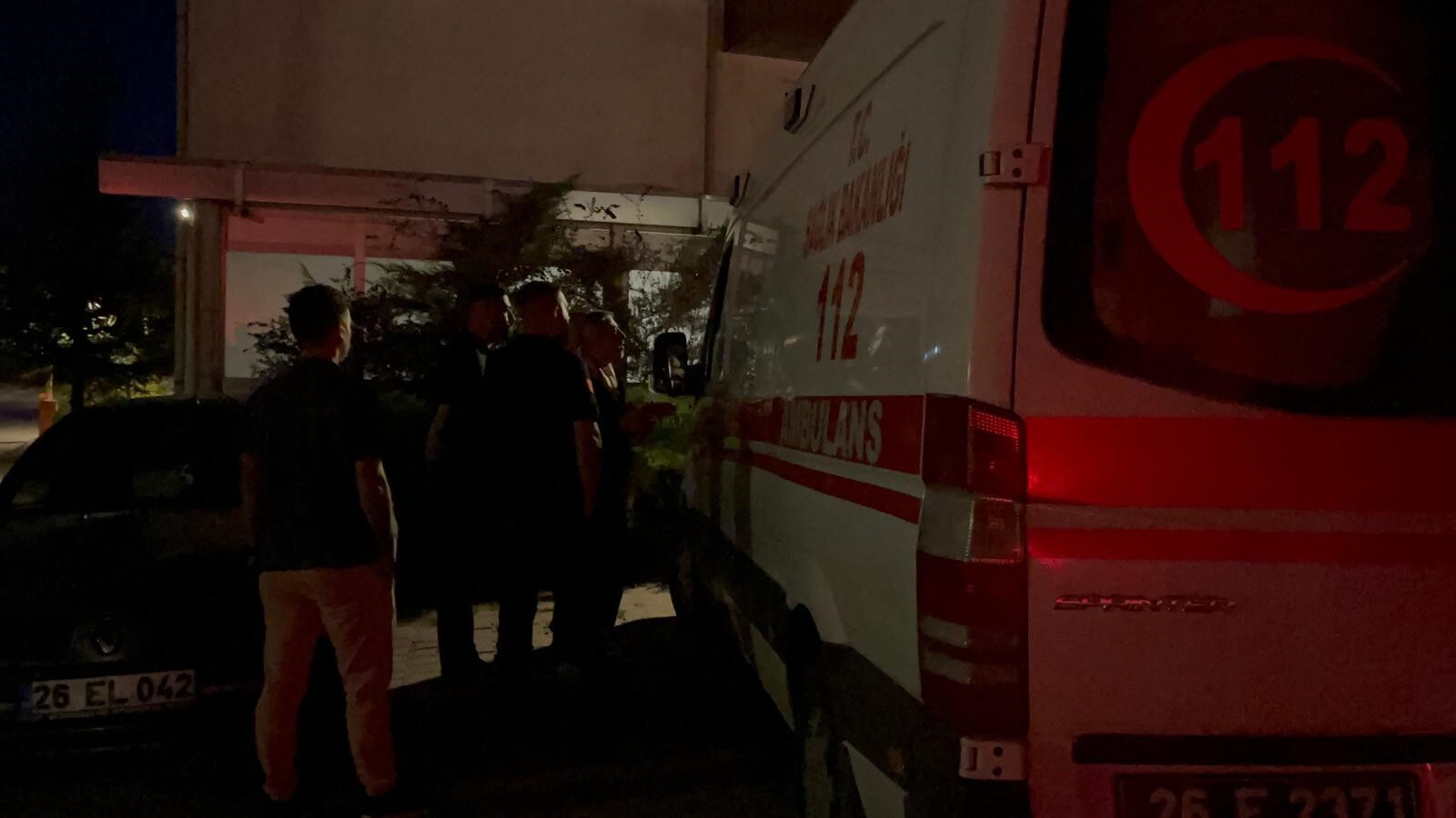 Ambulansı kilometrelerce kovalayıp sıkıştırdılar! Başhekimlik bahçesine 1 minibüs adam yığdılar - 1. Resim