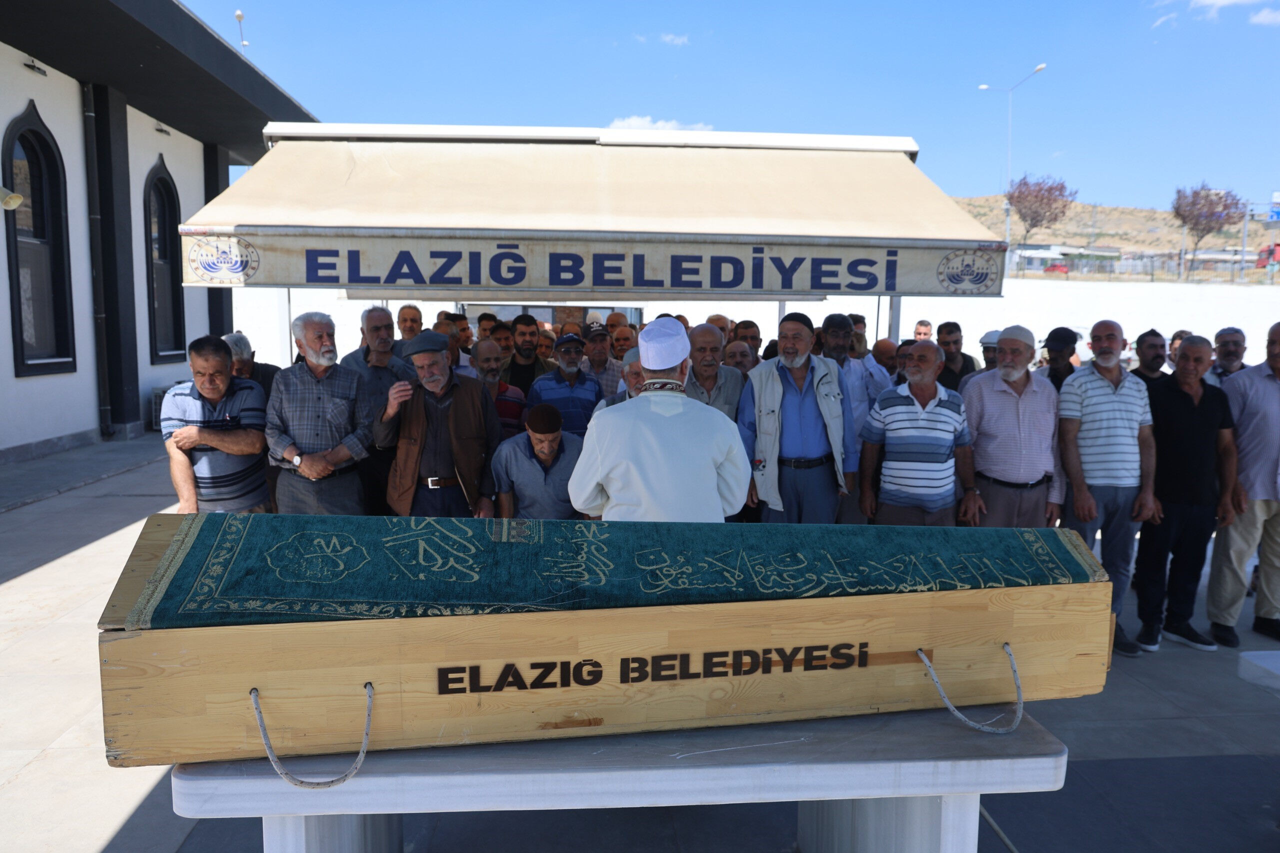 Elazığ'da inanılmaz ölüm! Yarım saat arayla 2 defa araba çarptı Elazığ'da inanılmaz ölüm! Yarım saat arayla 2 defa araba çarptı - 1. Resim