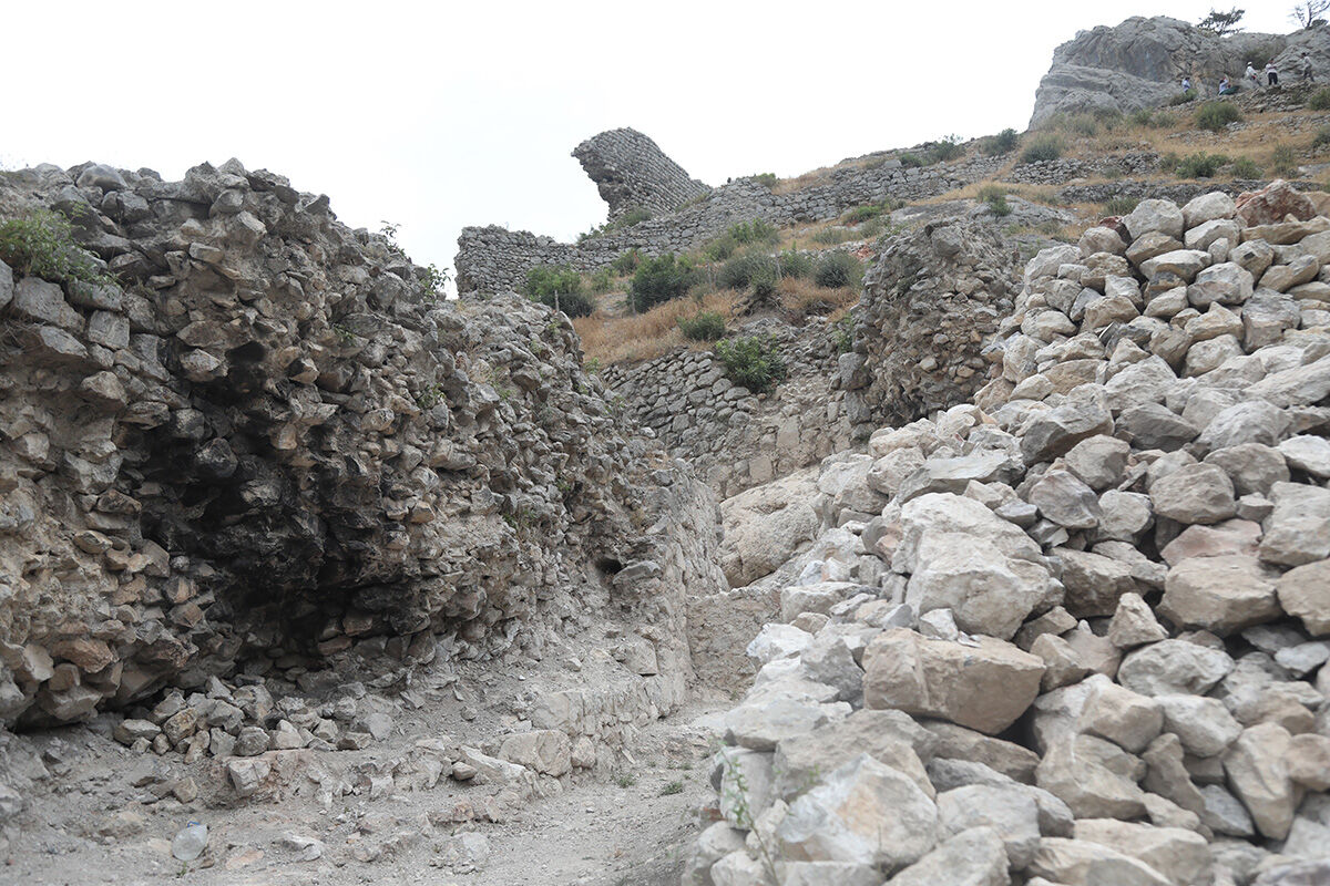 Onlarca yanmış gülle bulundu! Tarihi kalenin saklı yapıları ortaya çıkarıldı Onlarca yanmış gülle bulundu! Tarihi kalenin saklı yapıları ortaya çıkarıldı - 3. Resim
