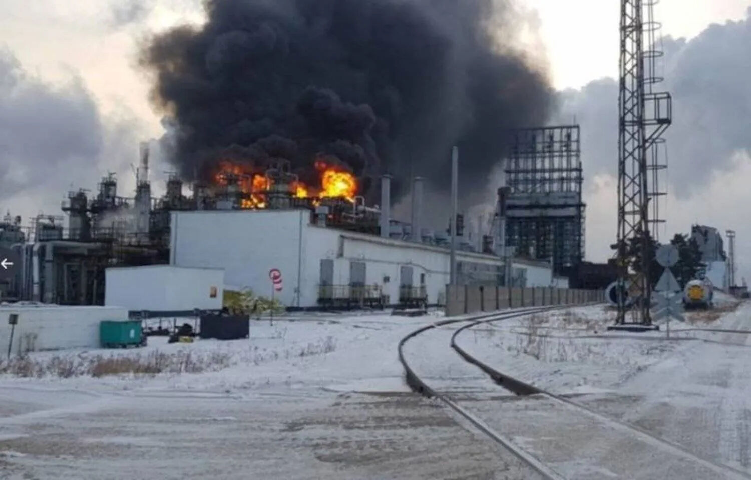 Rusya’nın enerji kalbine ağır darbe! Avrupa’ya petrol taşıyan rafineri kül oldu Rusya’nın en büyük petrol boru hattı vuruldu! Ilsky Rafinerisi küle döndü - 1. Resim