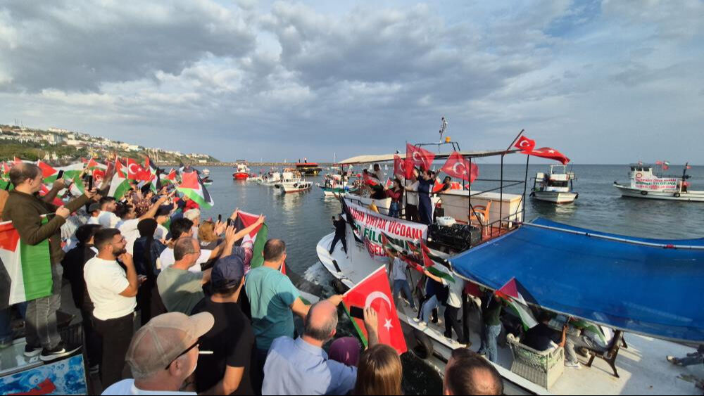 Tekirdağ'da balıkçılardan Sumud filosuna destek: Tekneleri Türk ve Filistin bayraklarıyla donatıp denize açıldılar Tekirdağ'da balıkçılardan Sumud filosuna destek: Tekneleri Türk ve Filistin bayraklarıyla donatıp denize açıldılar - 1. Resim