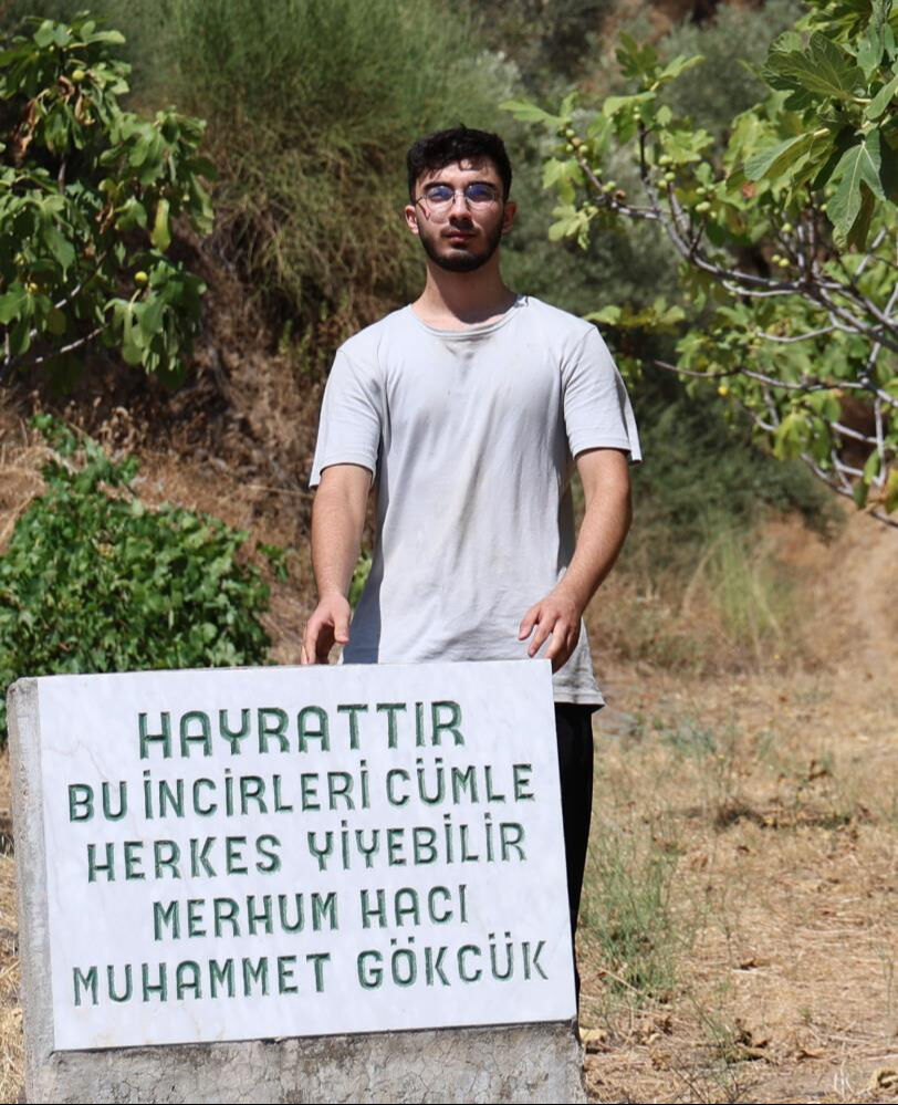 Uzaktan mezar taşı sanılıyor! Yakına gelenler okudukları karşısında şaşkına dönüyor Uzaktan mezar taşı sanılıyor! Yakına gelenler okudukları karşısında şaşkına dönüyor - 1. Resim