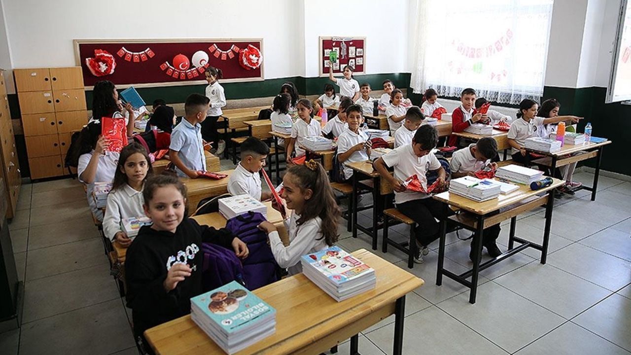 18 milyon öğrenci ders başına! Yeni eğitim yılı fidanla açılıyor 18 milyon öğrenci ders başına! Yeni eğitim yılı fidanla açılıyor