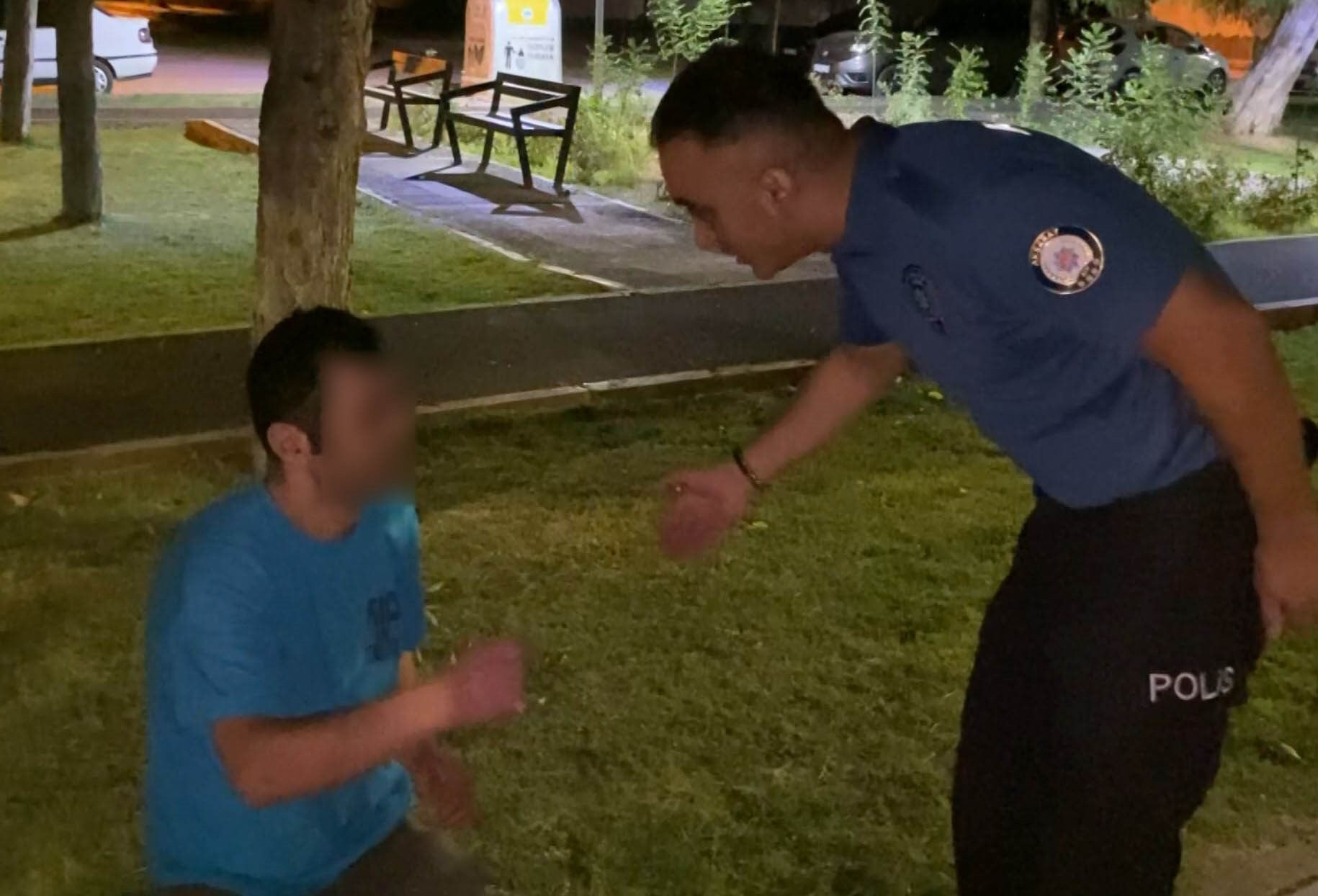 Alkollü şahıs polisi görünce ayıldı! "Türk polisi şerefimizdir, elini öpebilir miyim" Alkollü şahıs polisi görünce ayıldı! "Türk polisi şerefimizdir, elini öpebilir miyim" - 1. Resim
