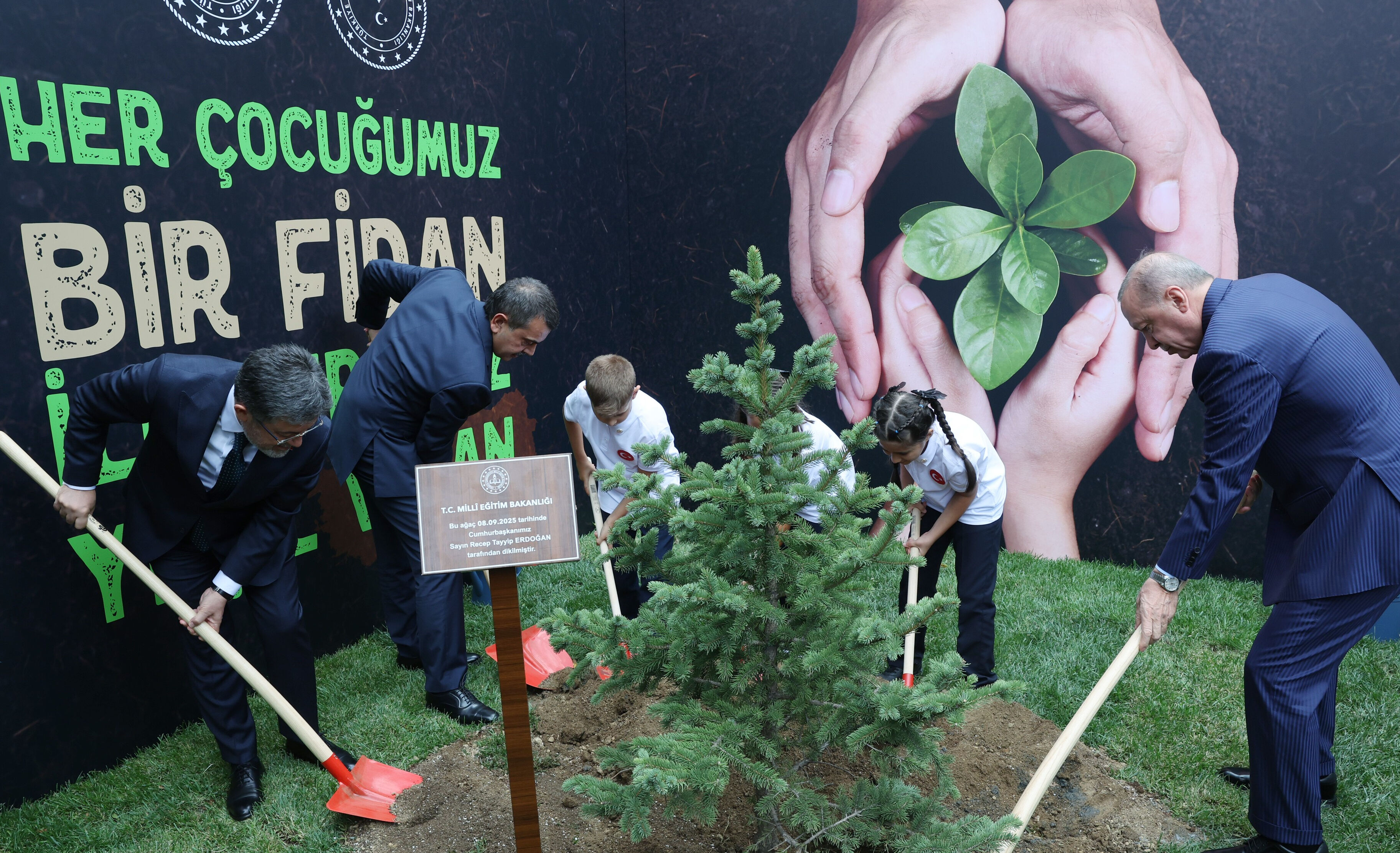 Cumhurbaşkanı Erdoğan yeni eğitim yılını öğrencilerle açtı! Miniklerin isteğini geri çevirmedi Cumhurbaşkanı Erdoğan yeni eğitim yılını öğrencilerle açtı! Miniklerin isteğini geri çevirmedi - 2. Resim