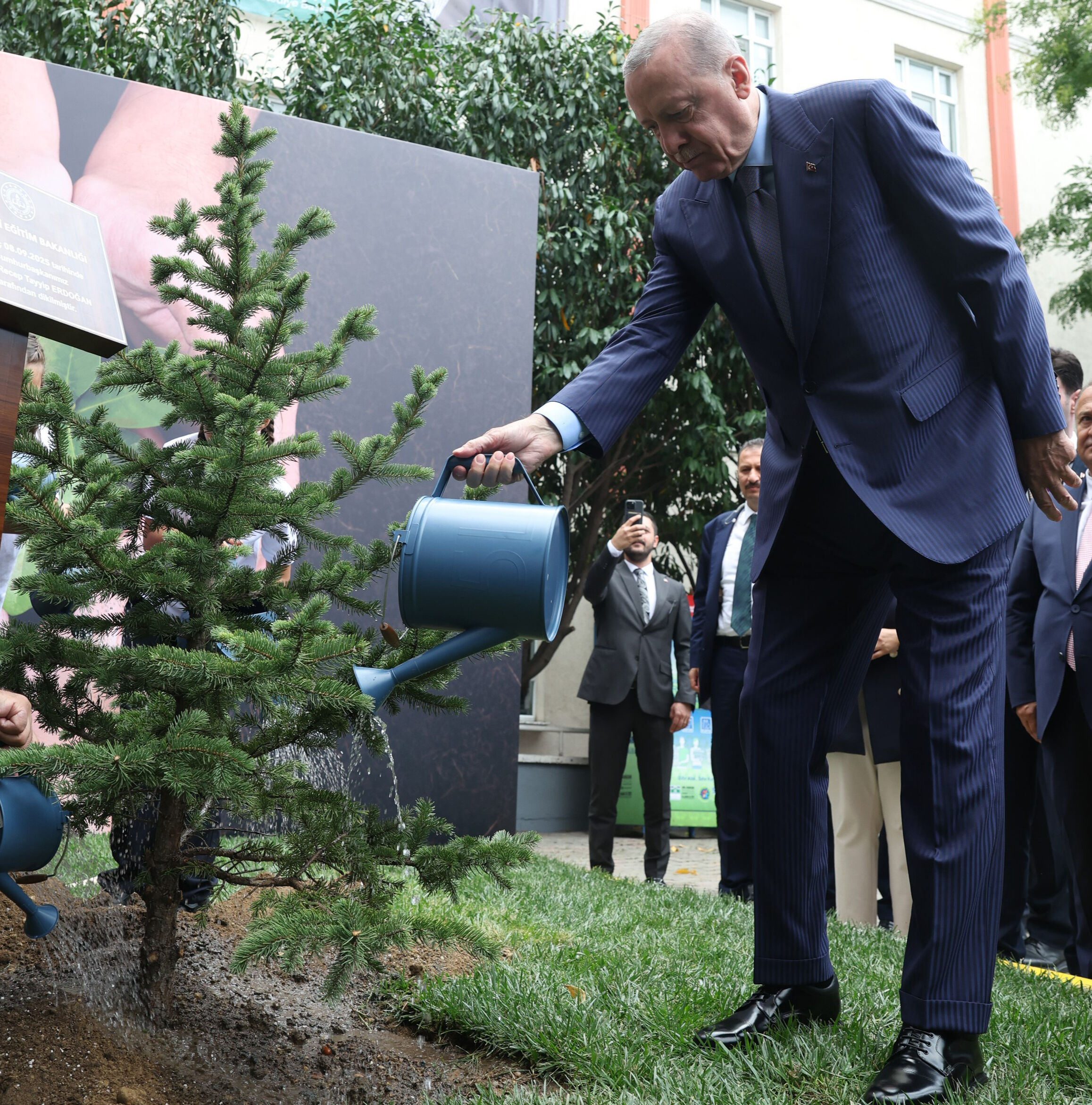 Cumhurbaşkanı Erdoğan yeni eğitim yılını öğrencilerle açtı! Miniklerin isteğini geri çevirmedi Cumhurbaşkanı Erdoğan yeni eğitim yılını öğrencilerle açtı! Miniklerin isteğini geri çevirmedi - 1. Resim