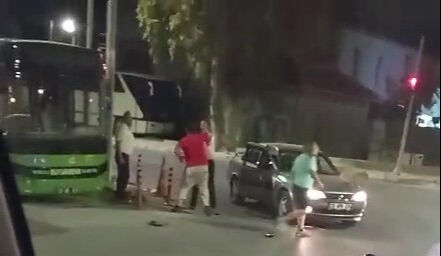 Denizli'de gece yarısı dehşet anları! Talihsiz kadını halk otobüsü şoförleri kurtardı Denizli'de gece yarısı dehşet anları! Talihsiz kadını halk otobüsü şoförleri kurtardı - 1. Resim