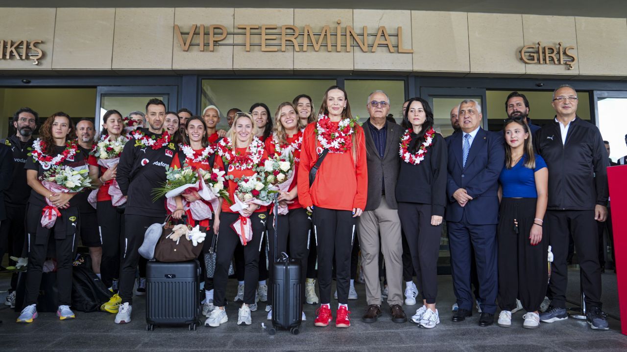 Dünya ikincisi A Milli Kadın Voleybol Takımı yurda döndü! "Hayallerimizin ötesinde bir an'' Dünya ikincisi A Milli Kadın Voleybol Takımı yurda döndü! "Hayallerimizin ötesinde bir an''
