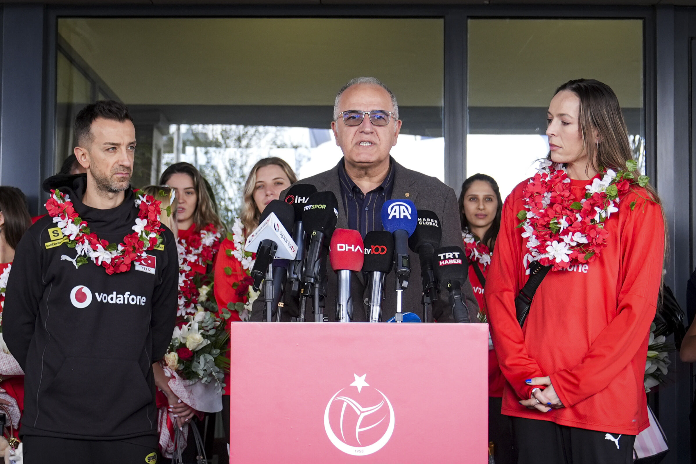 Dünya ikincisi A Milli Kadın Voleybol Takımı yurda döndü!  Dünya ikincisi A Milli Kadın Voleybol Takımı yurda döndü! Kaptan Eda: "Şu an hayallerimizin ötesinde bir an yaşıyoruz. Çok mutlu ve gururluyuz" - 1. Resim