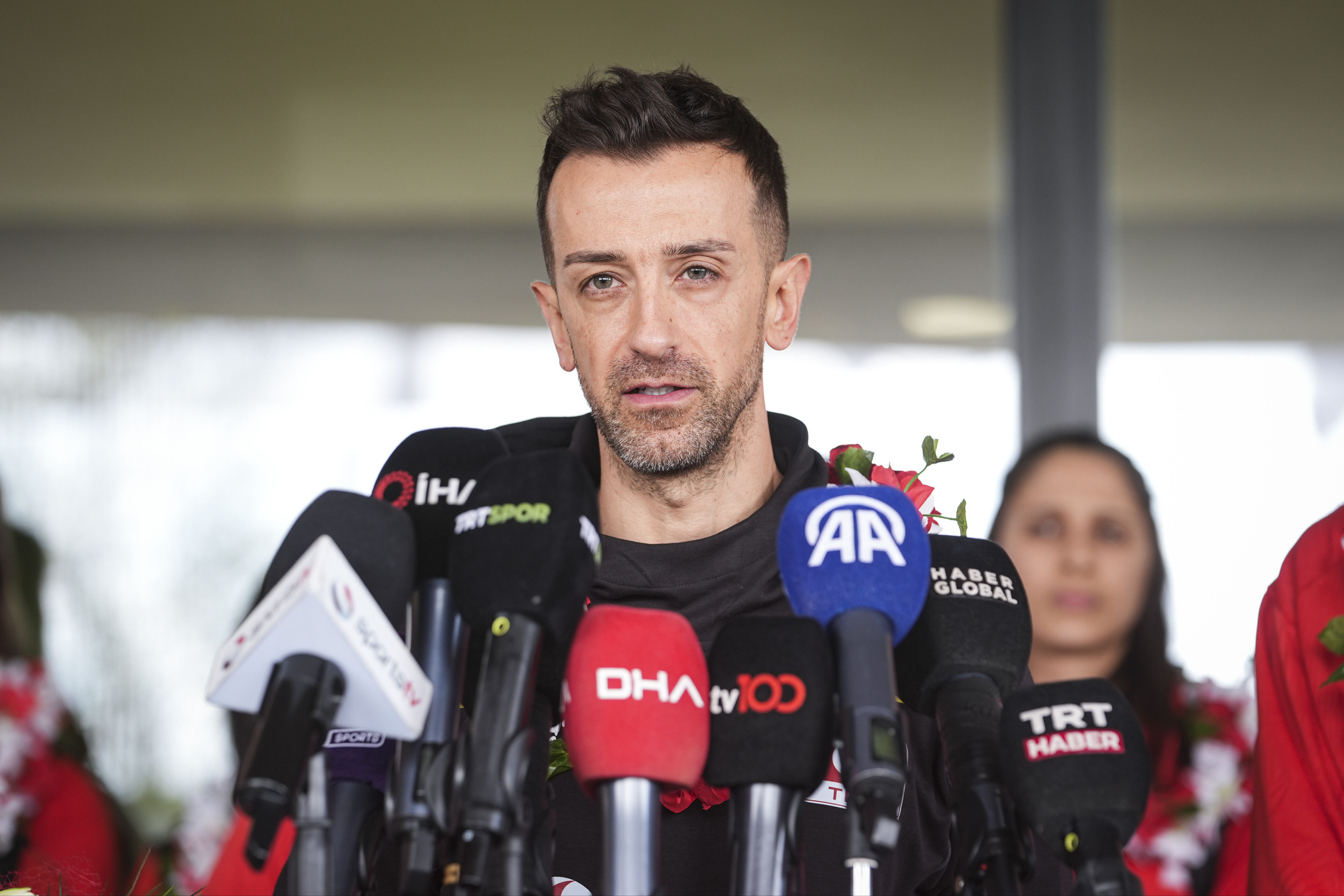 Dünya ikincisi A Milli Kadın Voleybol Takımı yurda döndü!  Dünya ikincisi A Milli Kadın Voleybol Takımı yurda döndü! Kaptan Eda: "Şu an hayallerimizin ötesinde bir an yaşıyoruz. Çok mutlu ve gururluyuz" - 2. Resim