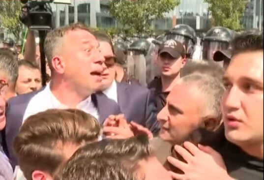 Gürsel Tekin CHP İl Başkanlığı'nda! Su şişesi fırlattılar, kargaşa çıktı Gürsel Tekin CHP İl Başkanlığı'nda! CHP'liler saldırdı, kargaşa çıktı - 3. Resim