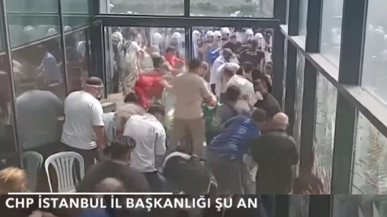 Gürsel Tekin CHP İl Başkanlığı'nda! Su şişesi fırlattılar, kargaşa çıktı gürsel tekin