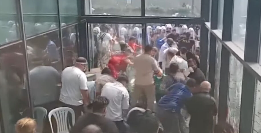 Gürsel Tekin CHP İl Başkanlığı'nda! Su şişesi fırlattılar, kargaşa çıktı Gürsel Tekin CHP İl Başkanlığı'nda! CHP'liler saldırdı, kargaşa çıktı - 5. Resim