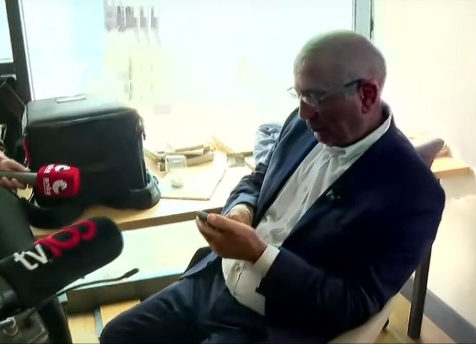 Gürsel Tekin CHP İl Başkanlığı'nda! Su şişesi fırlattılar, kargaşa çıktı Gürsel Tekin CHP İl Başkanlığı'nda! Su şişesi fırlattılar, kargaşa çıktı - 7. Resim