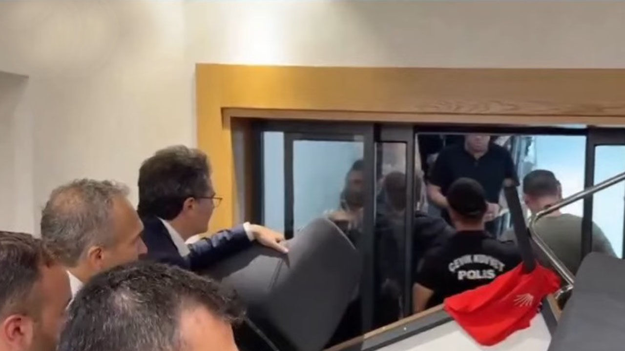 Gürsel Tekin CHP İl Başkanlığı'nda! Su şişesi fırlattılar, kargaşa çıktı Gürsel Tekin CHP İl Başkanlığı'nda! Su şişesi fırlattılar, kargaşa çıktı - 4. Resim